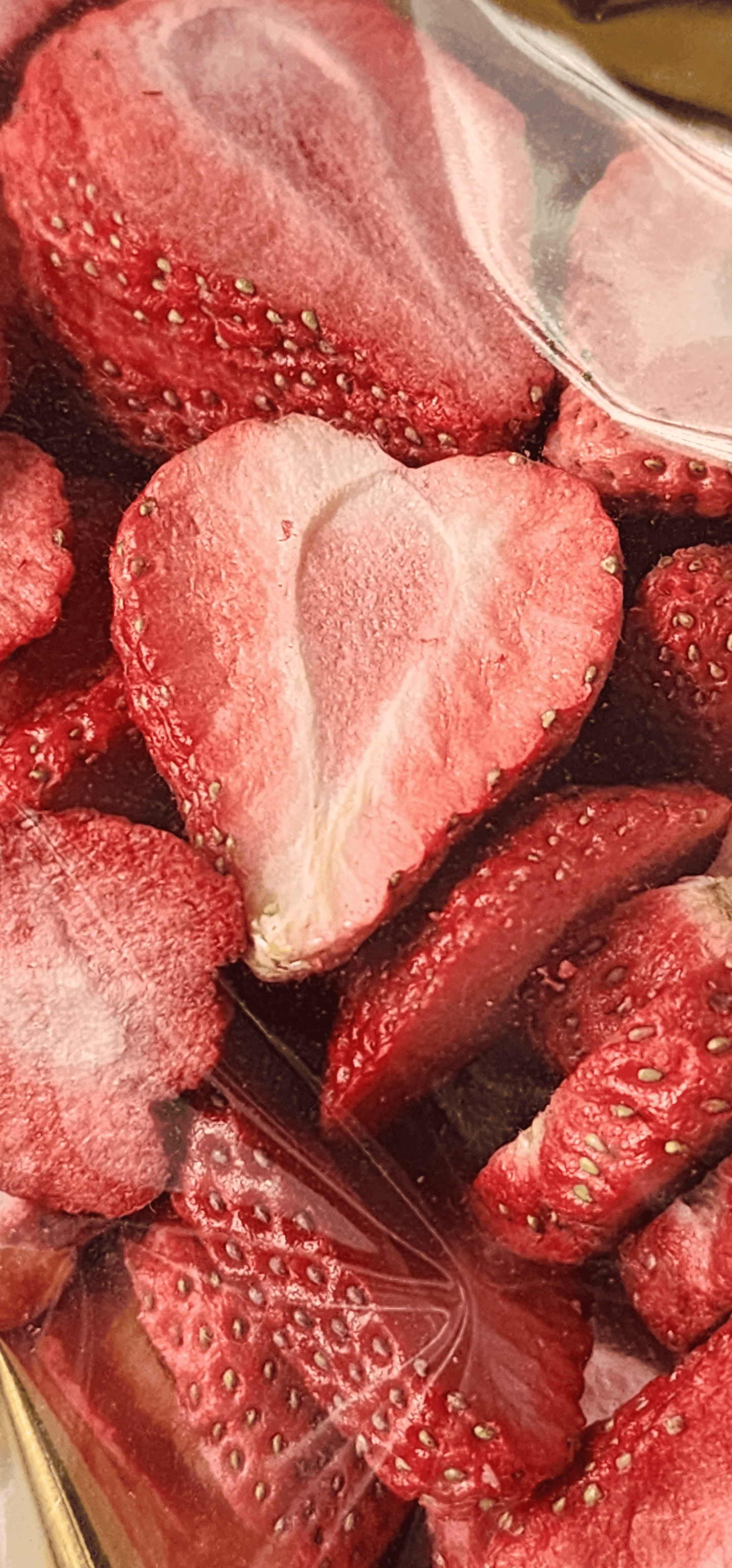 Organic Freeze-Dried Heart-Shaped Strawberries – Crunchy Strawberry Snack for Gifting, Desserts & Healthy Treats